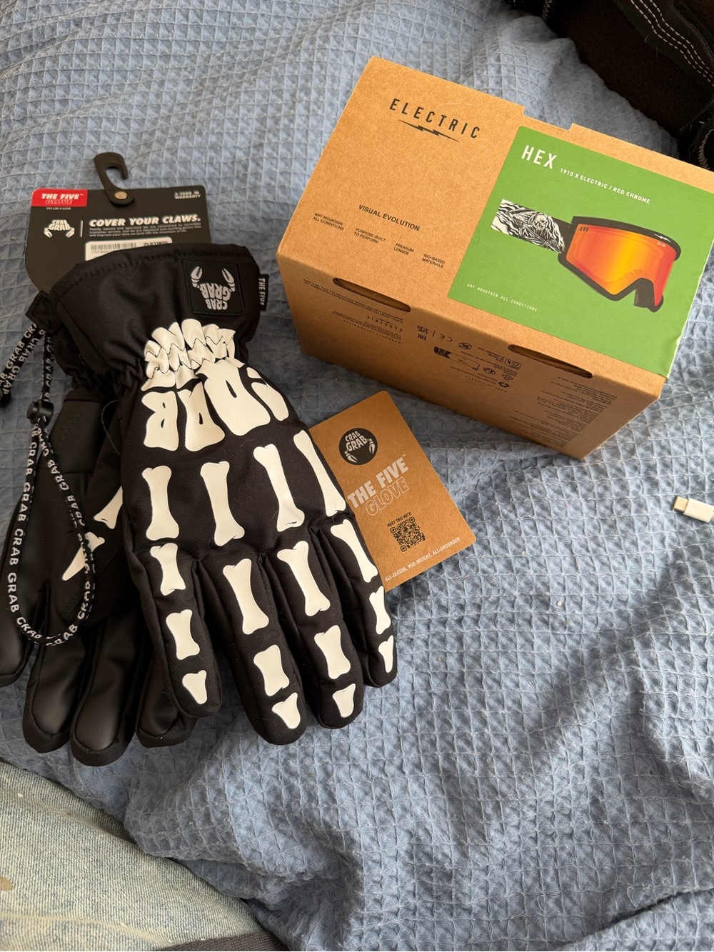 Crab Grab The Five Skeleton Snow Gloves in Black & White